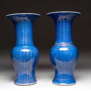 A pair of Chinese gilt-decorated powder-blue 'yenyen' vases, Kangxi — foto 3