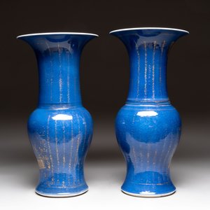 A pair of Chinese gilt-decorated powder-blue 'yenyen' vases, Kangxi — foto 4