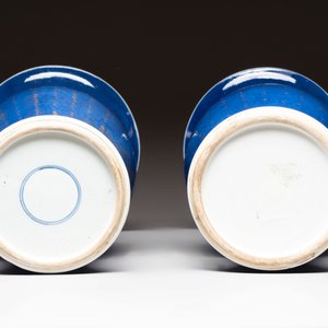 A pair of Chinese gilt-decorated powder-blue 'yenyen' vases, Kangxi — foto 6