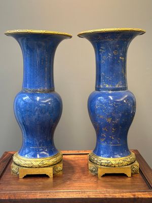 A pair of Chinese gilt-decorated powder-blue 'yenyen' vases with gilt bronze mounts, Kangxi — photo 4