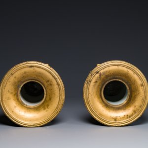 A pair of Chinese gilt-decorated powder-blue 'yenyen' vases with gilt bronze mounts, Kangxi — photo 5