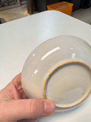 A pair of Chinese gilt-decorated sepia 'Riverscape' cups and saucers, Jiaqing — photo 11