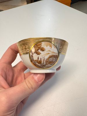 A pair of Chinese gilt-decorated sepia 'Riverscape' cups and saucers, Jiaqing — photo 15