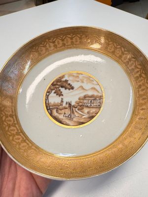 A pair of Chinese gilt-decorated sepia 'Riverscape' cups and saucers, Jiaqing — photo 2