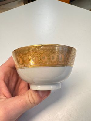 A pair of Chinese gilt-decorated sepia 'Riverscape' cups and saucers, Jiaqing — photo 28