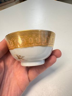 A pair of Chinese gilt-decorated sepia 'Riverscape' cups and saucers, Jiaqing — photo 30
