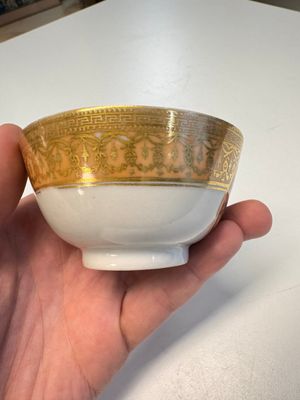 A pair of Chinese gilt-decorated sepia 'Riverscape' cups and saucers, Jiaqing — photo 31
