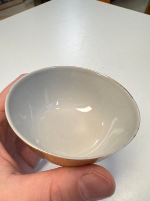 A pair of Chinese gilt-decorated sepia 'Riverscape' cups and saucers, Jiaqing — photo 34