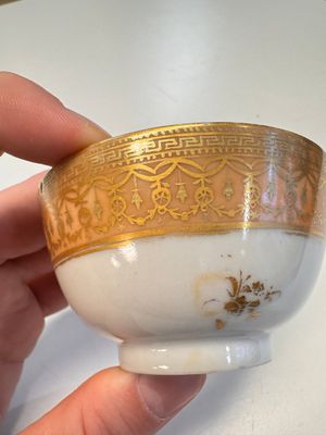 A pair of Chinese gilt-decorated sepia 'Riverscape' cups and saucers, Jiaqing — photo 36