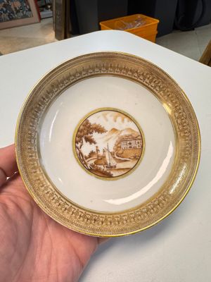 A pair of Chinese gilt-decorated sepia 'Riverscape' cups and saucers, Jiaqing — photo 8