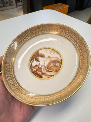 A pair of Chinese gilt-decorated sepia 'Riverscape' cups and saucers, Jiaqing — photo 9