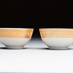 A pair of Chinese gilt-decorated sepia 'Riverscape' cups and saucers, Jiaqing — photo 7