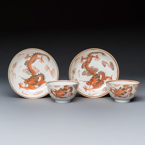 A pair of Chinese gilt-, grisaille- and iron-red-decorated 'Dragon' tea bowls and saucers — photo 1