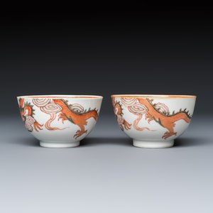 A pair of Chinese gilt-, grisaille- and iron-red-decorated 'Dragon' tea bowls and saucers — photo 5