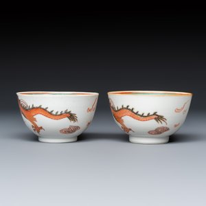 A pair of Chinese gilt-, grisaille- and iron-red-decorated 'Dragon' tea bowls and saucers — photo 6
