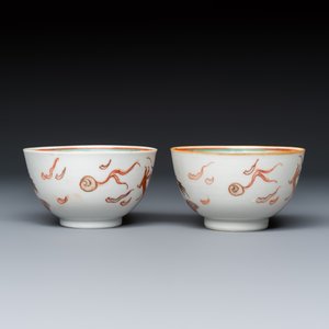 A pair of Chinese gilt-, grisaille- and iron-red-decorated 'Dragon' tea bowls and saucers — photo 7