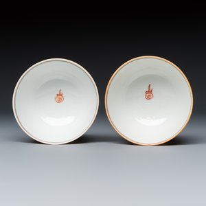 A pair of Chinese gilt-, grisaille- and iron-red-decorated 'Dragon' tea bowls and saucers — photo 8
