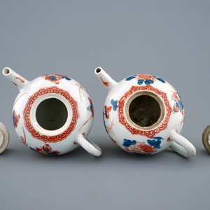 A pair of Chinese gilt Imari-style teapots and covers, Kangxi — photo 5
