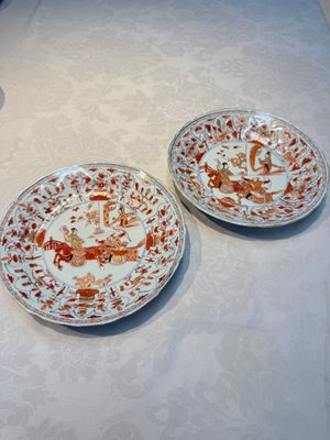 A pair of Chinese gilt iron-red-decorated 'Falconry' plates, Kangxi — foto 1