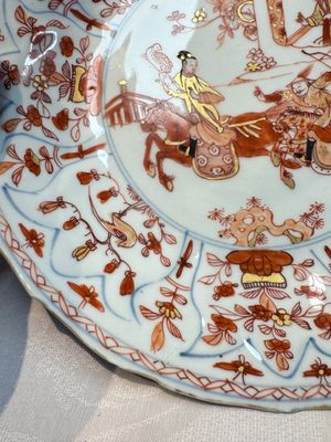 A pair of Chinese gilt iron-red-decorated 'Falconry' plates, Kangxi — foto 14