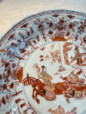 A pair of Chinese gilt iron-red-decorated 'Falconry' plates, Kangxi — foto 15