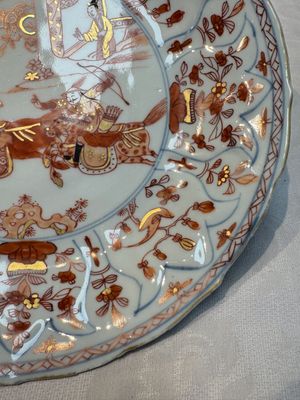 A pair of Chinese gilt iron-red-decorated 'Falconry' plates, Kangxi — foto 17