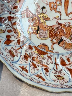 A pair of Chinese gilt iron-red-decorated 'Falconry' plates, Kangxi — foto 3