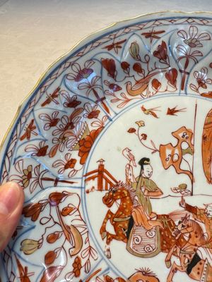 A pair of Chinese gilt iron-red-decorated 'Falconry' plates, Kangxi — foto 4