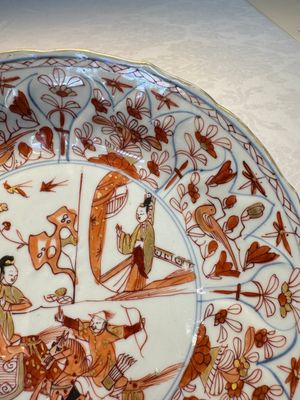 A pair of Chinese gilt iron-red-decorated 'Falconry' plates, Kangxi — foto 5