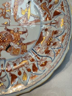 A pair of Chinese gilt iron-red-decorated 'Falconry' plates, Kangxi — foto 6