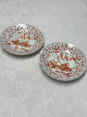 A pair of Chinese gilt iron-red-decorated plates — 照片 1
