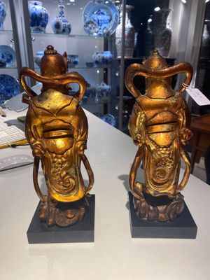 A pair of Chinese gilt-lacquered wooden guardians and a round 'dragon' plaque, 19th C. — 照片 2