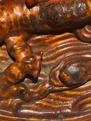 A pair of Chinese gilt-lacquered wooden guardians and a round 'dragon' plaque, 19th C. — 照片 9