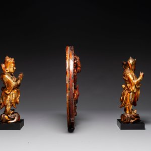 A pair of Chinese gilt-lacquered wooden guardians and a round 'dragon' plaque, 19th C. — 照片 4