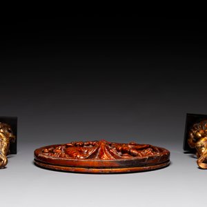 A pair of Chinese gilt-lacquered wooden guardians and a round 'dragon' plaque, 19th C. — 照片 5