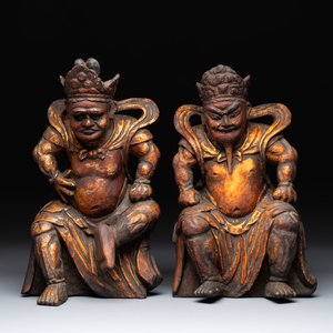 A pair of Chinese gilt-lacquered wooden sculptures of guardians, Qing — photo 1