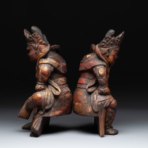 A pair of Chinese gilt-lacquered wooden sculptures of guardians, Qing — photo 2