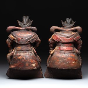 A pair of Chinese gilt-lacquered wooden sculptures of guardians, Qing — photo 3