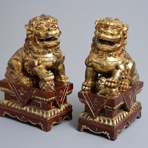 A pair of Chinese gilt-laquered wood Buddhist lions, 19th C. — photo 1