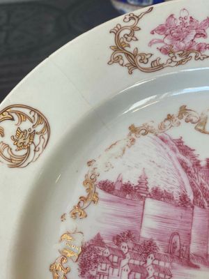 A pair of Chinese gilt puce-enamelled 'harbor view' plates, Qianlong — 照片 12