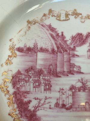 A pair of Chinese gilt puce-enamelled 'harbor view' plates, Qianlong — 照片 13