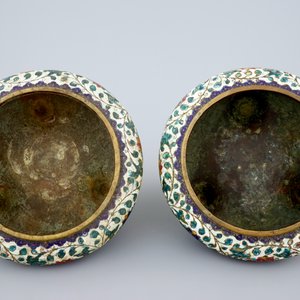 A pair of Chinese glit bronze and cloisonne tripod incense burners, late Ming dynasty — photo 6