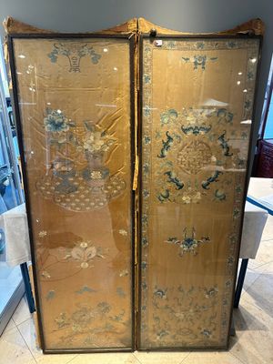 A pair of Chinese gold-thread-embroidered silk 'antiquities' folding screens, 19th C. — foto 1
