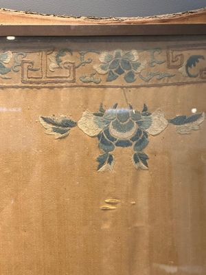 A pair of Chinese gold-thread-embroidered silk 'antiquities' folding screens, 19th C. — foto 12