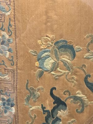 A pair of Chinese gold-thread-embroidered silk 'antiquities' folding screens, 19th C. — foto 13