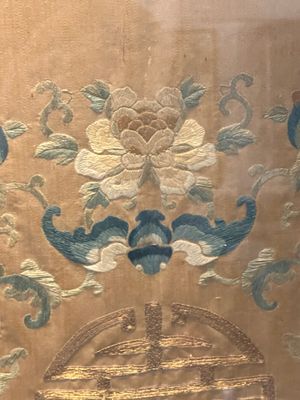 A pair of Chinese gold-thread-embroidered silk 'antiquities' folding screens, 19th C. — foto 14