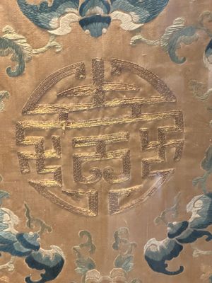 A pair of Chinese gold-thread-embroidered silk 'antiquities' folding screens, 19th C. — foto 15