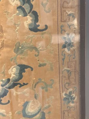 A pair of Chinese gold-thread-embroidered silk 'antiquities' folding screens, 19th C. — foto 16