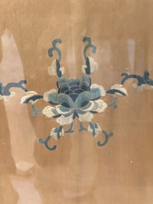 A pair of Chinese gold-thread-embroidered silk 'antiquities' folding screens, 19th C. — foto 17