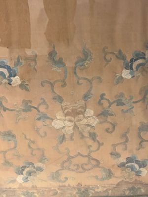 A pair of Chinese gold-thread-embroidered silk 'antiquities' folding screens, 19th C. — foto 18